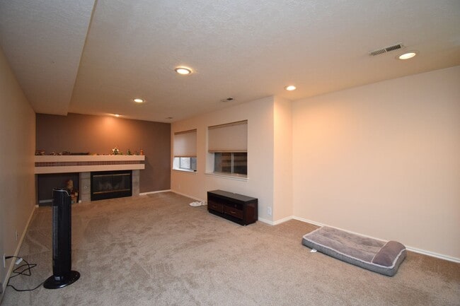 Building Photo - Bright Holladay 4 Bed Home – High Ceilings in Prime Location!!