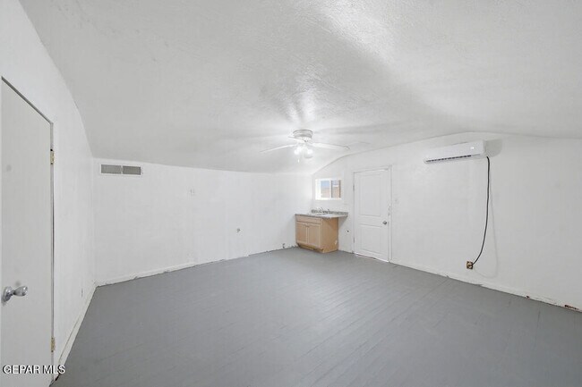 Building Photo - 5833 Ybarra Ct