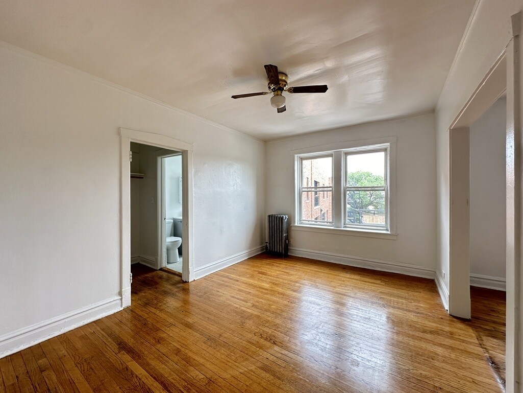 Building Photo - 2432 N Linden Pl