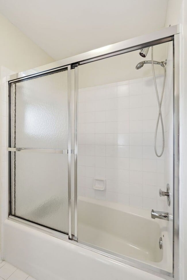 Building Photo - Move In Ready Waterfront Townhome in Downt...
