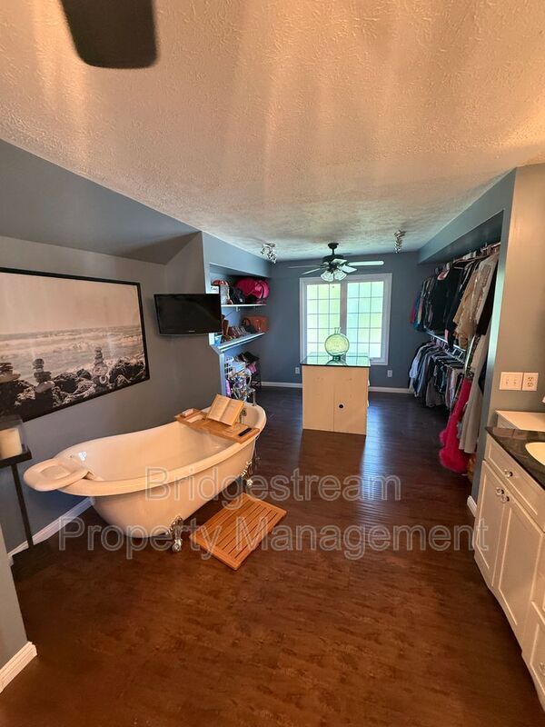 Building Photo - 7425 Pelbrook Farm Dr