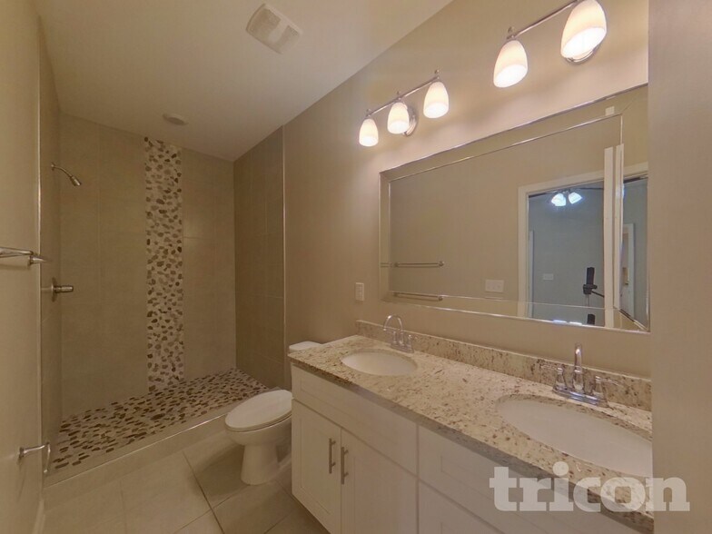 Building Photo - 1576 Queen Elizabeth Dr