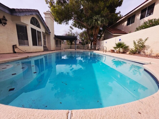 Building Photo - Single Story Home w/Pool in The Lakes!
