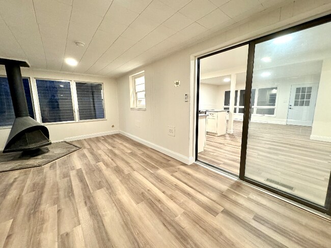 Building Photo - 2051 S Post Rd