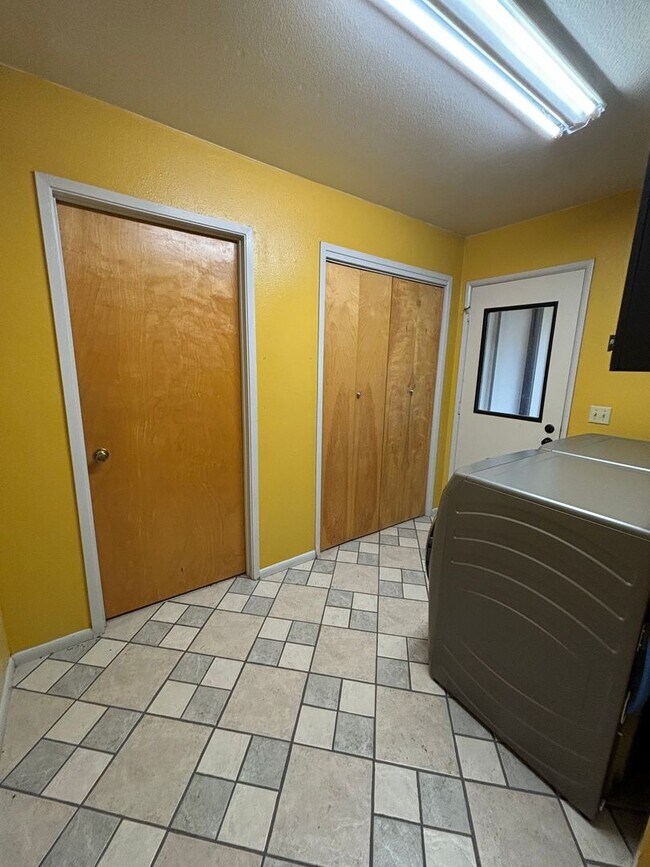 Building Photo - Spacious 4BR, 2.5BA home on 1.3 acres in Orchard Homes