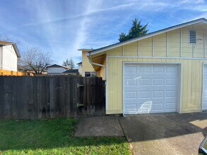 Building Photo - 2 bed 1.5 bath Gateway area duplex