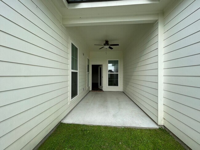 Building Photo - 3 Bedroom Garden Home in Stonelake Village...