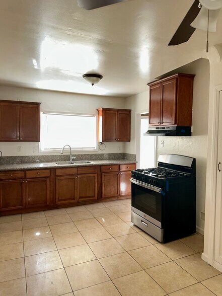 Building Photo - 13152 Westlake St