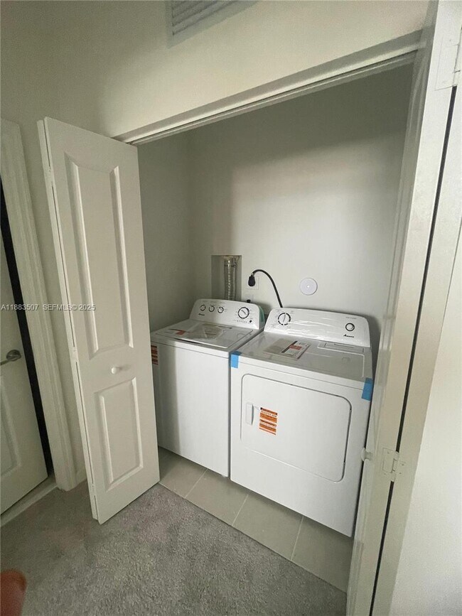 Building Photo - 204 10th Ct