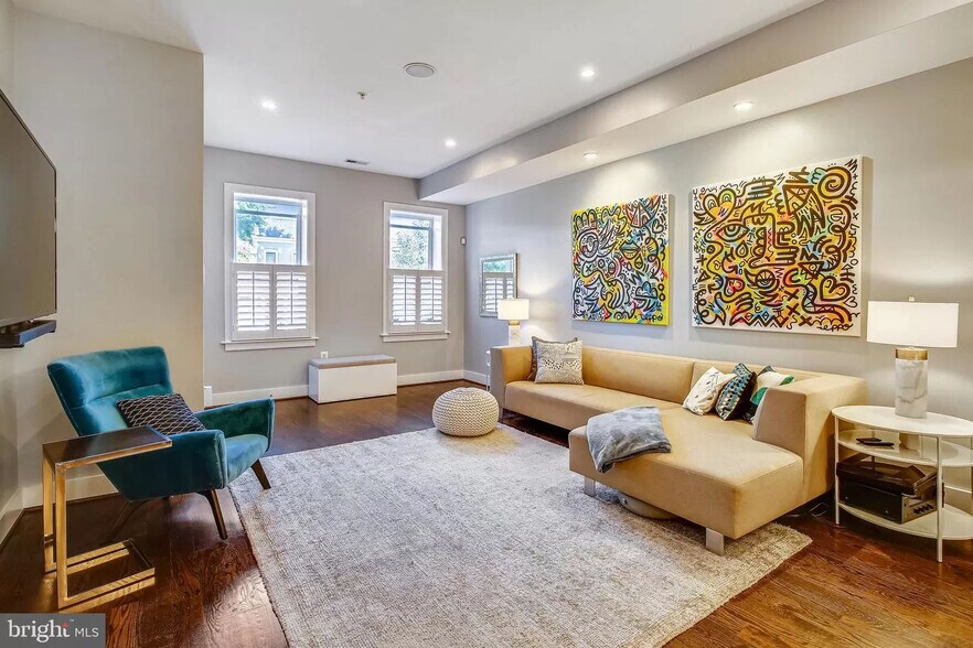 Huge living room - 730 Girard St NW