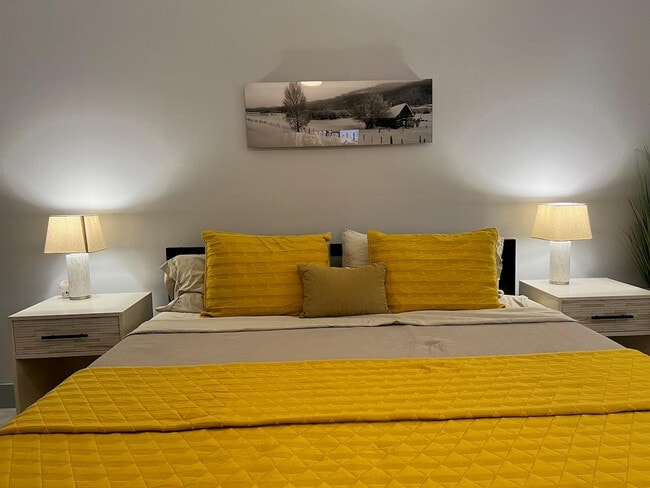 Building Photo - 4021 N Cypress Dr