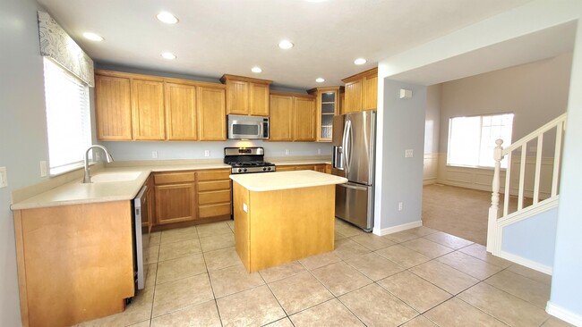 Building Photo - 483 E Apple Blossom Dr