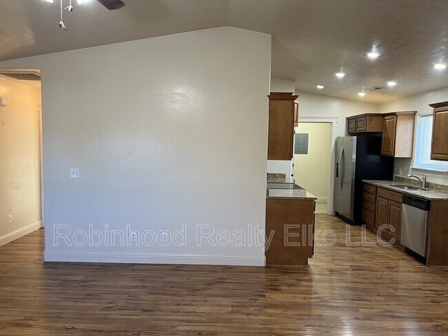 Building Photo - 279 Country Club Pkwy