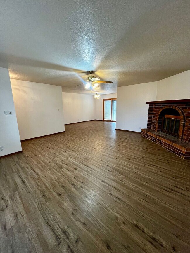 Building Photo - Cozy 3 bedroom 2 bathroom Home Located in ...