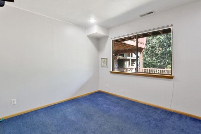 Building Photo - Preleasing Now! Available early August! 7 Bed, 2.5 Bath House!