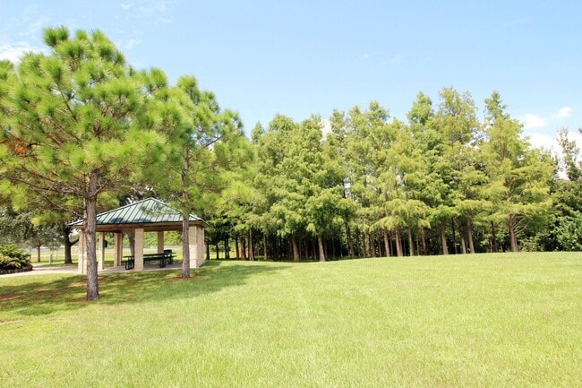 Building Photo - Nice 2/1.5 Duplex Located Across From St. ...