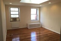 Building Photo - 354 E 19th St