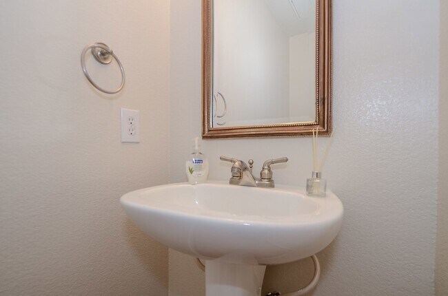 Building Photo - 9200 Westheimer Rd