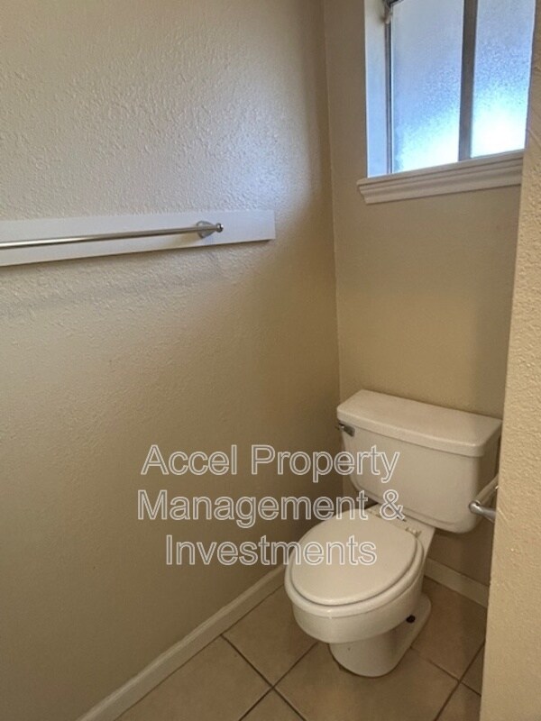 Building Photo - 2405 Mimosa St