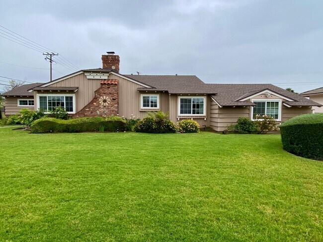 Building Photo - Rustic Spacious Home with Large Yard Boasting Timeless Character – 3 Bed, 2.5 Bath