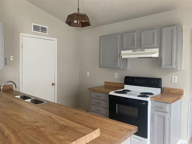 Building Photo - Limestone Dr. Duplex