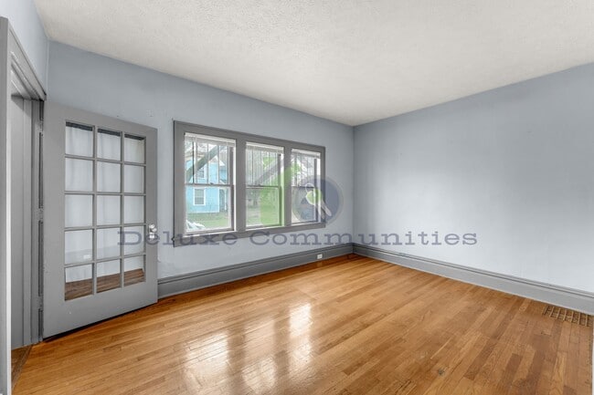 Building Photo - WEST SIDE! 2 Bedroom Single Family Home! JUST LISTED!