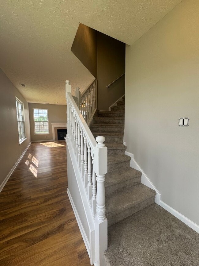 Building Photo - Three Bedroom Home with Fenced in Yard!