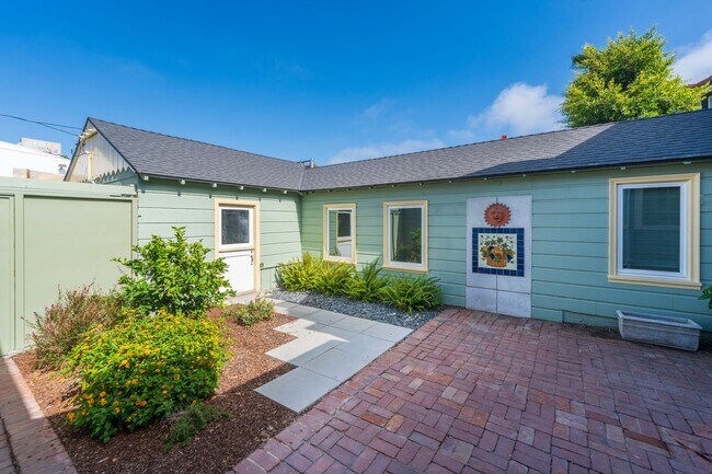 Building Photo - Classic Hermosa Beach Home!