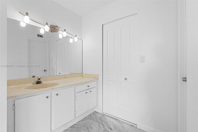 Building Photo - 330 W Park Dr