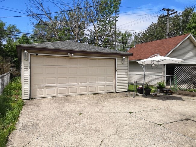 Building Photo - 4122 N Kolmar Ave