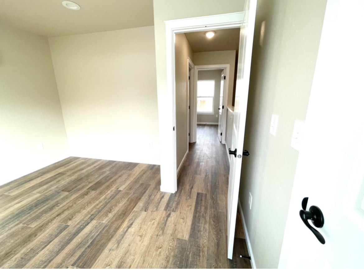 Central hall between bathroom and bedrooms - 1005 Prospect St