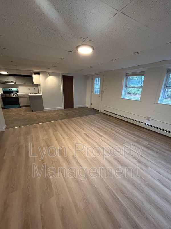 Building Photo - 1495 Ten Rod Rd