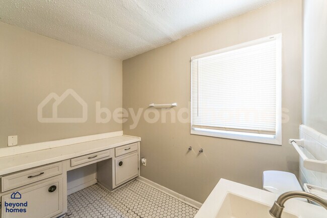 Building Photo - Discover this 3-bedroom, 1.5-bath home in Birmingham’s Spring Lake area!