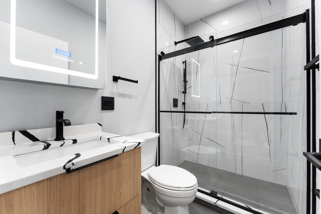 Building Photo - 7724 N Eastlake Terrace