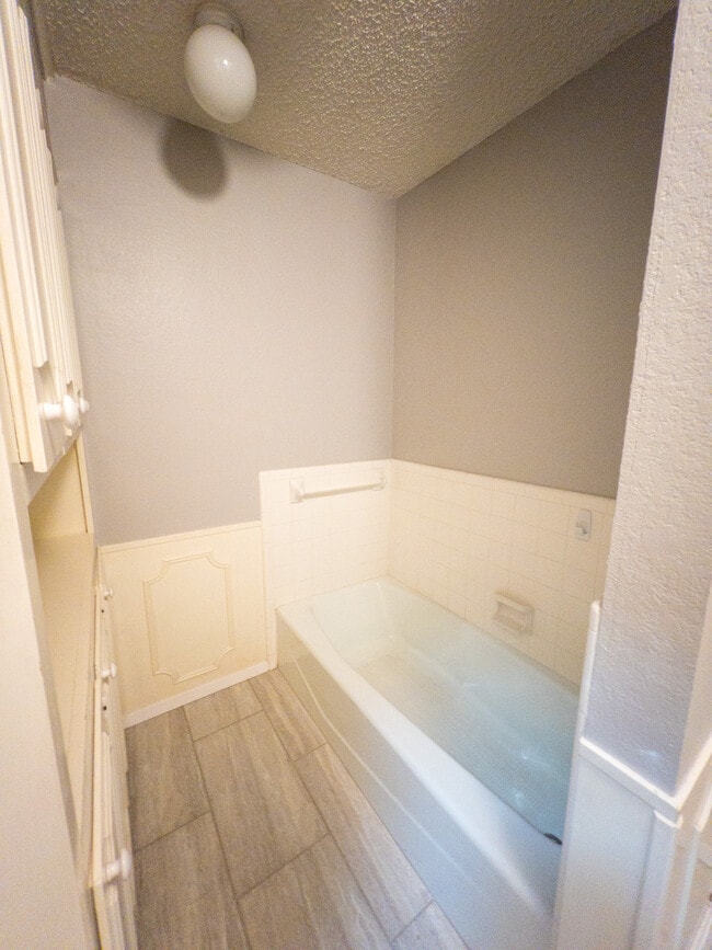 Building Photo - 2405 Stutz Pl