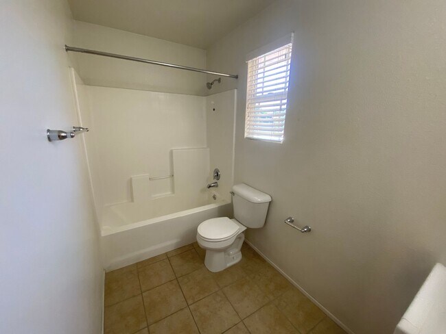 Building Photo - Palmdale 3 Bedroom -Available Now!