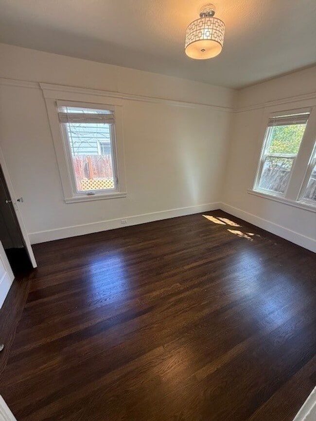 Building Photo - Burlingame Charming One-Bedroom Home