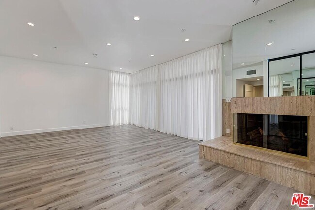 Building Photo - 323 N Palm Dr