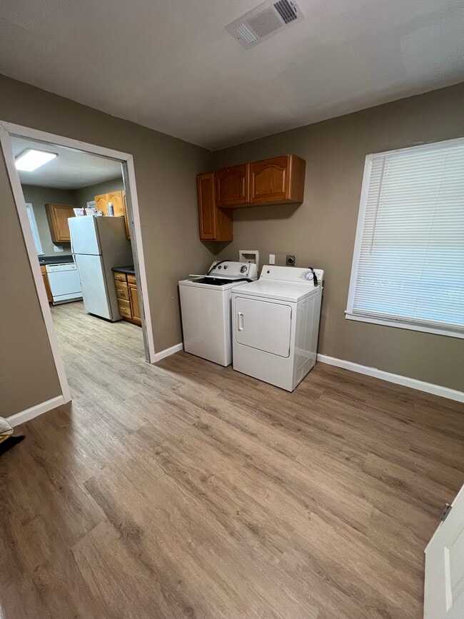 Building Photo - 3366 Willow Lane Dr