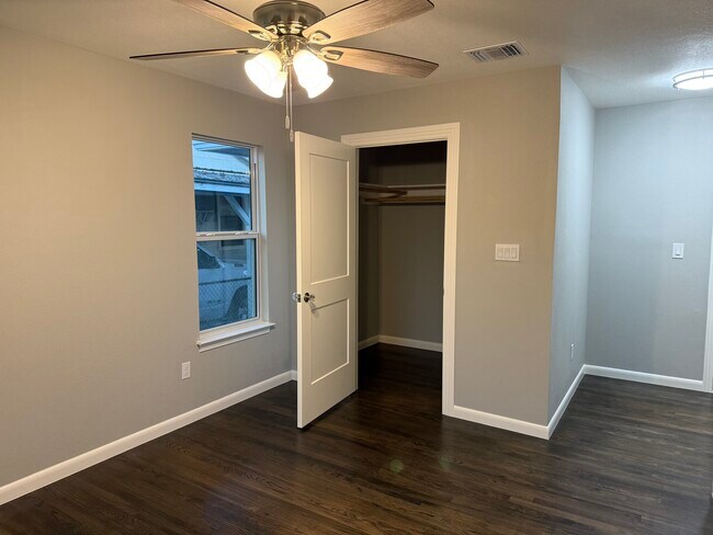 Building Photo - 415 W Mariposa Dr