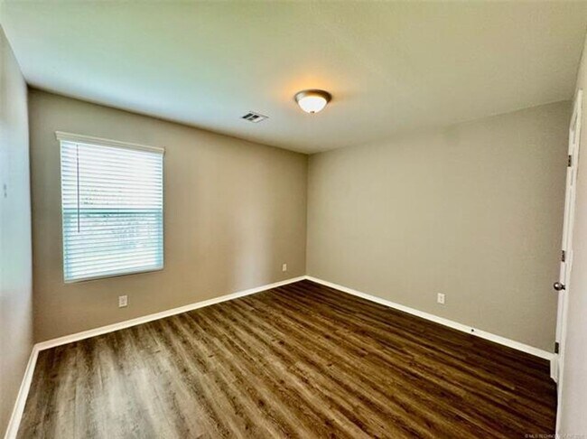 Building Photo - 4 bed/2 bath newer construction in prime location in Claremore!