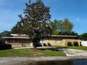 Building Photo - Great Backyard & Quiet Neighborhood