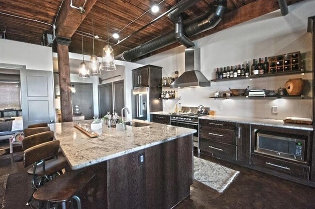 Building Photo - 320 Peters St SW