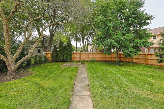 Building Photo - 1410 Huntington Dr
