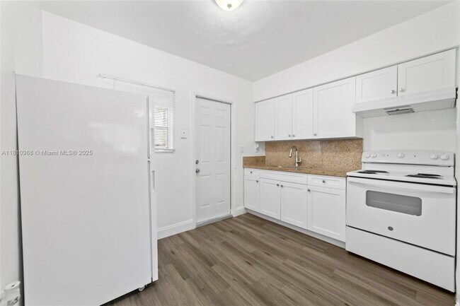 Building Photo - 15940 NE 19th Ct