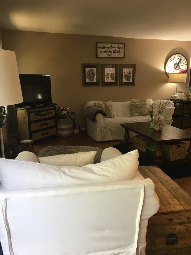 Building Photo - Townhouse!! Country living meets suburban ...