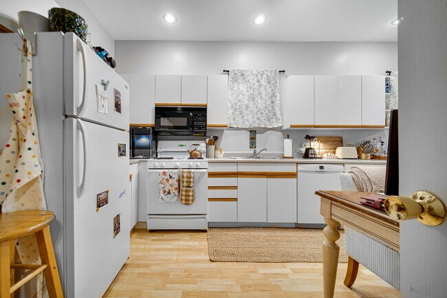 Building Photo - 2255 N Janssen Ave