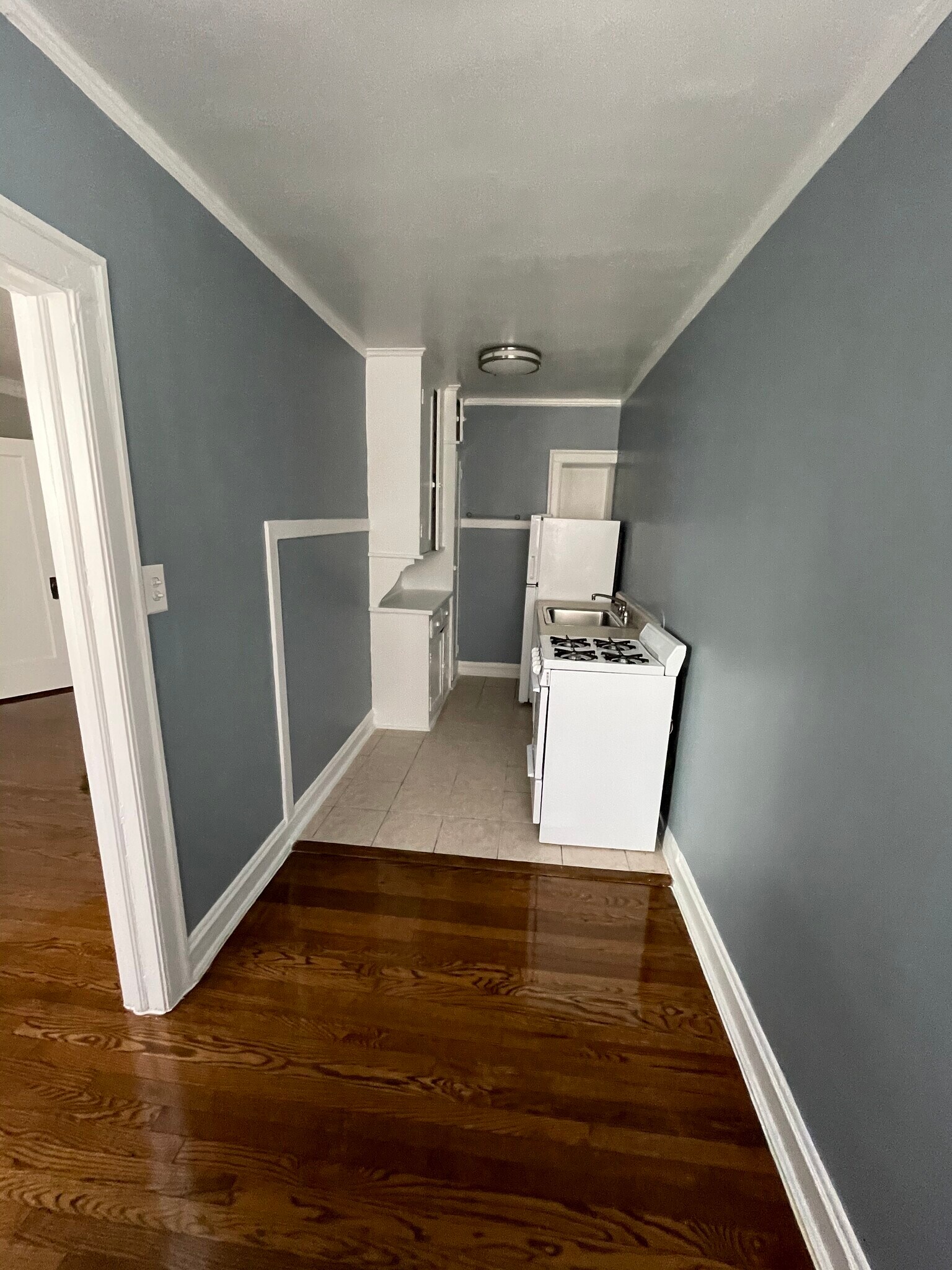 K1 kitchen - 1716 W Albion Ave
