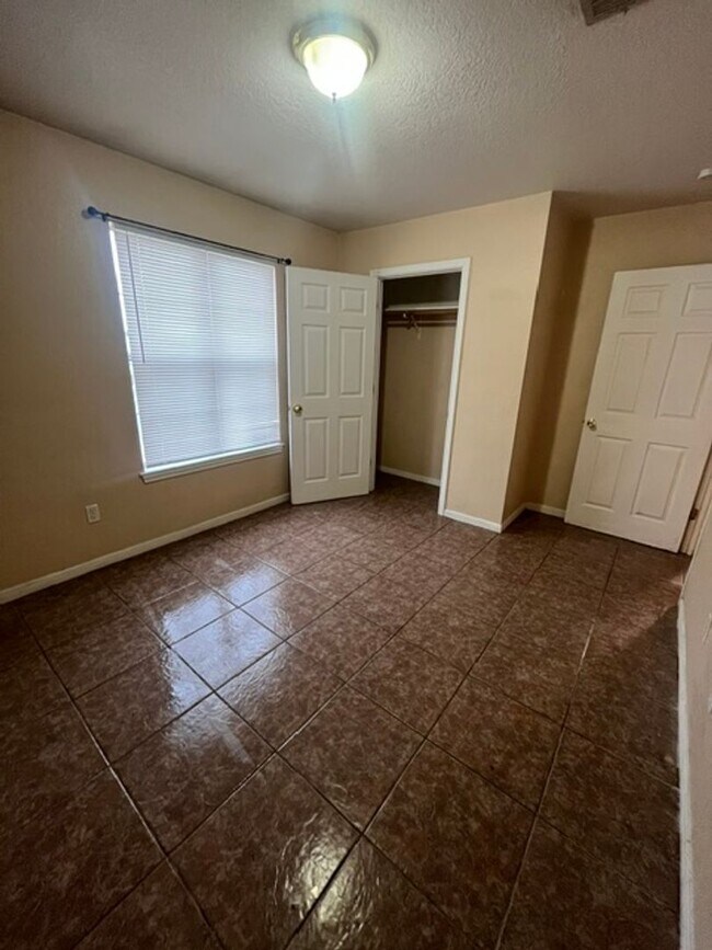 Building Photo - 3001 Cantabrian Dr