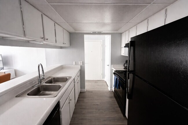 Building Photo - 505 N Rock Rd